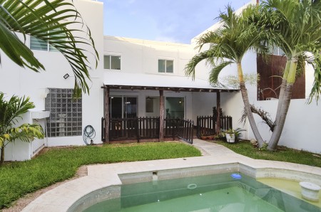 Casa en renta en Montecristo Mérida con cuatro habitaciones, alberca y paneles